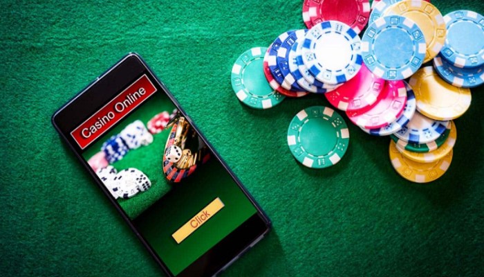 Nên chơi sòng bạc trực tuyến trên web hay tải app về điện thoại